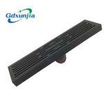 Langer Abwasserkanal mit geruchsabweisendem Bodenablauf aus feuergrauem Edelstahl