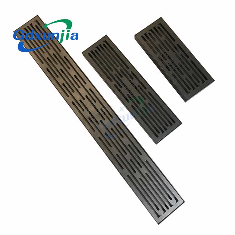 Langer Abwasserkanal mit geruchsabweisendem Bodenablauf aus feuergrauem Edelstahl